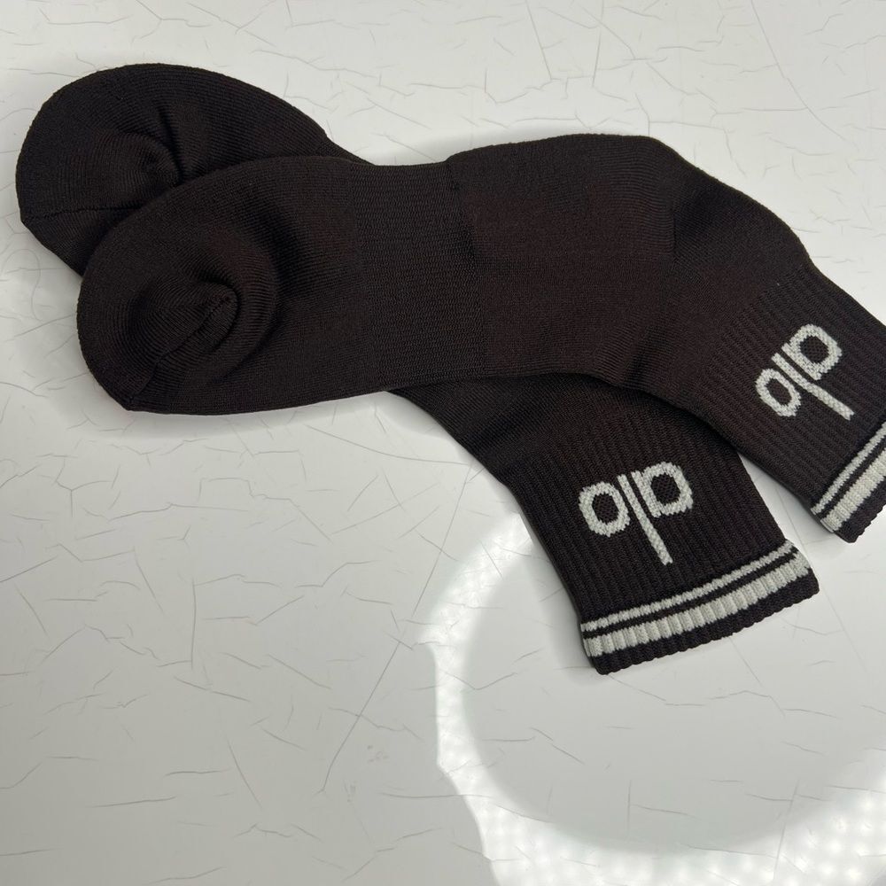 ALO Yoga chocolate brown Crew Socks - Picture 2 of 2